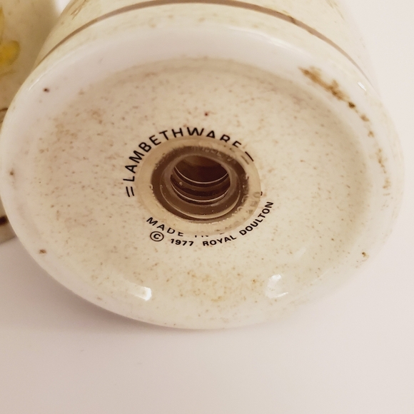 Vintage Royal Doulton Salt and Pepper Shakers - Florinda (1977) - Picture 4 of 5